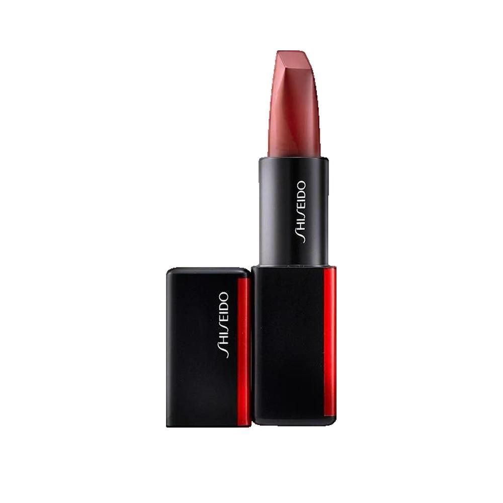 Rossetto rosso aperto. Astuccio nero con striscia rossa e scritta. Nome del prodotto e marchio visibili.