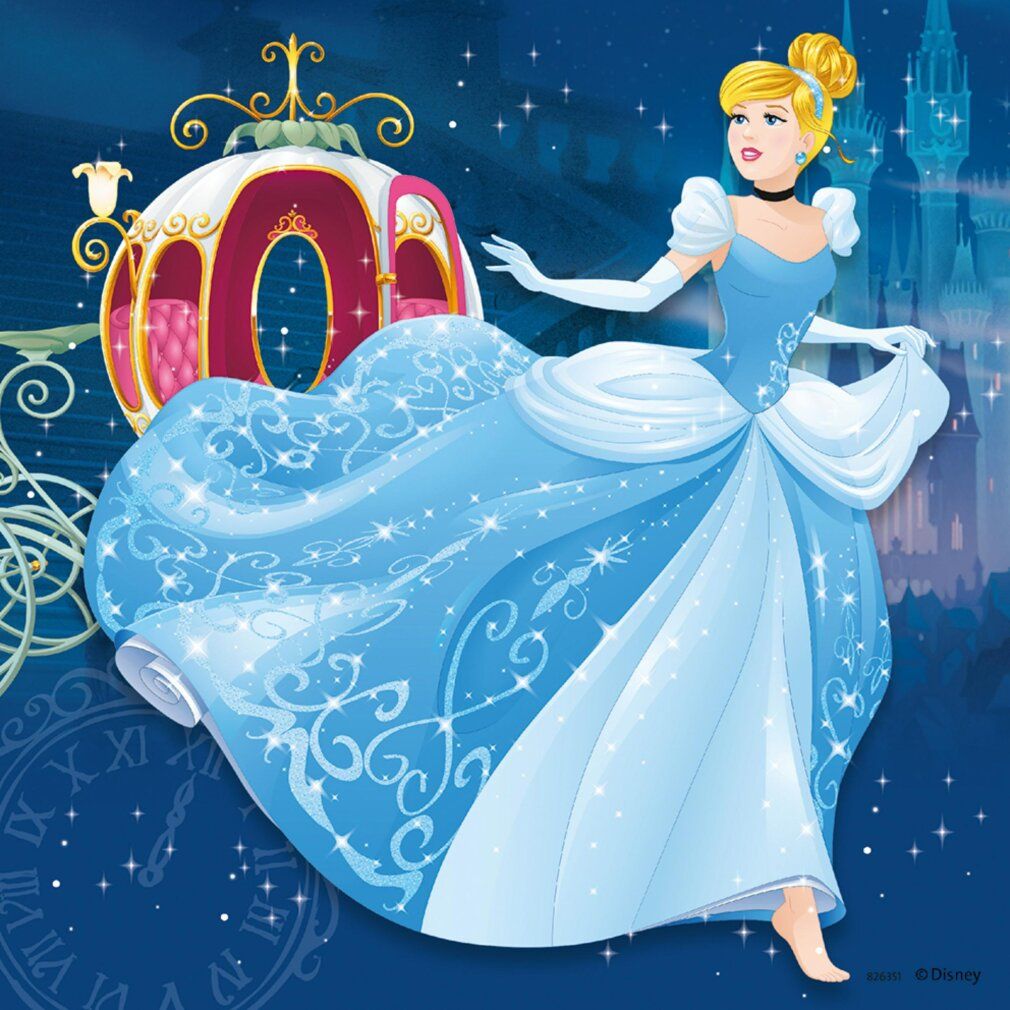 Cenerentola in abito blu davanti alla carrozza. Sfondo con castello e stelle. Capelli biondi, guanti bianchi.