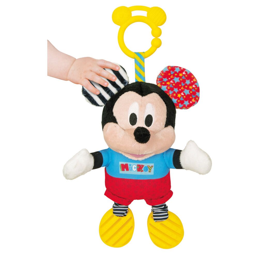 Peluche di Topolino con gancio giallo. Elementi neri, bianchi e rossi. Abbigliamento blu con scritta Mickey. Mano che tocca l'orecchio.