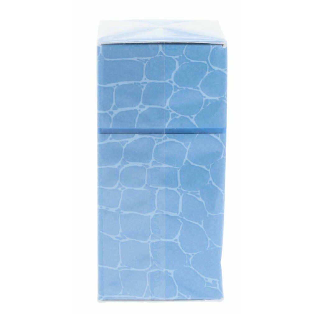 Confezione azzurra con motivo. La confezione presenta un motivo che ricorda una superficie d'acqua. La confezione è rettangolare.