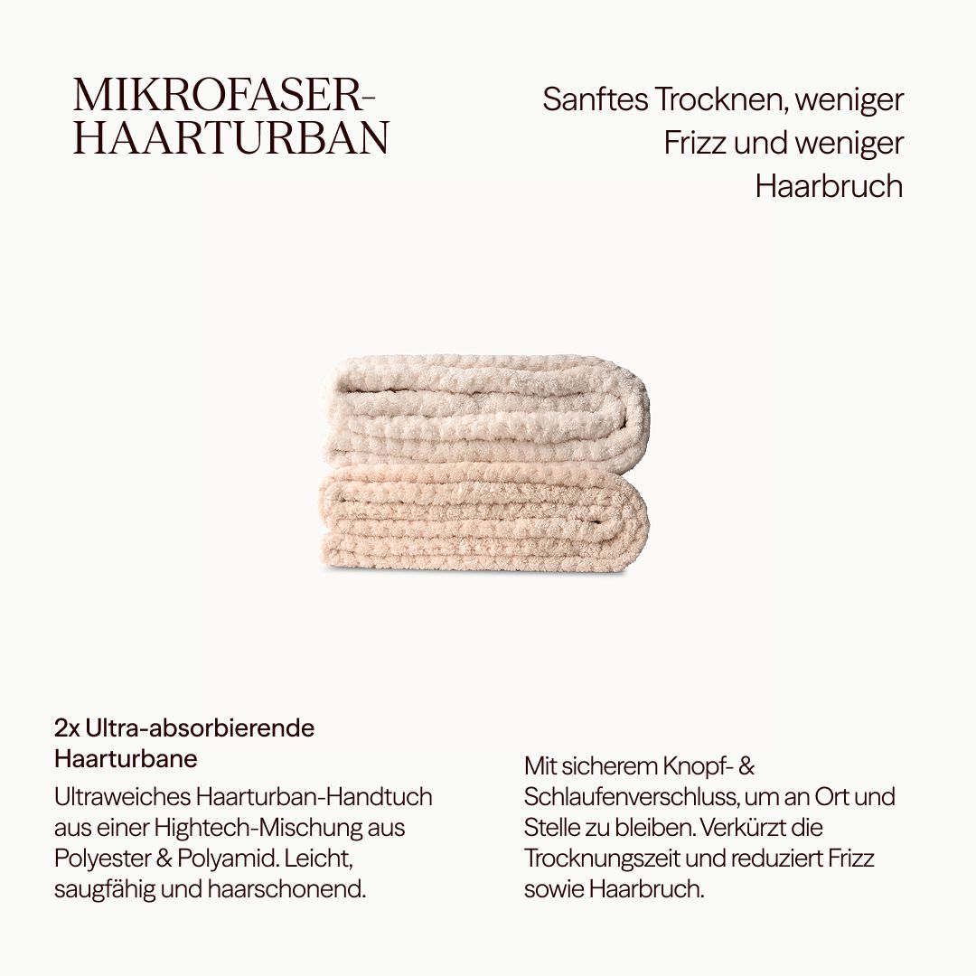 Due turbanti in microfibra color crema sovrapposti. Testo: Turbante in microfibra, 2x turbanti per capelli ultra-assorbenti, chiusura con bottone e passante.