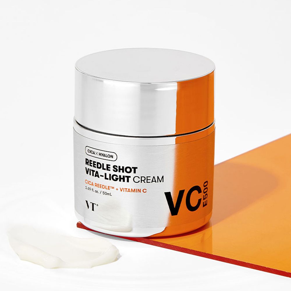Vaso di crema con coperchio argentato e dettaglio arancione. Scritta: Reedle Shot Vita-Light Cream, VC E500.