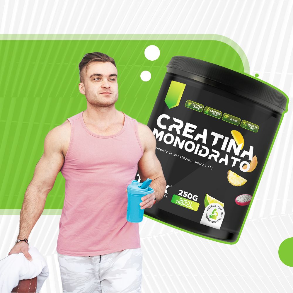 Uomo con shaker blu e asciugamano. Barattolo Creatina Monoidrato, 250g, gusto tropicale. T-Rex Integratori.