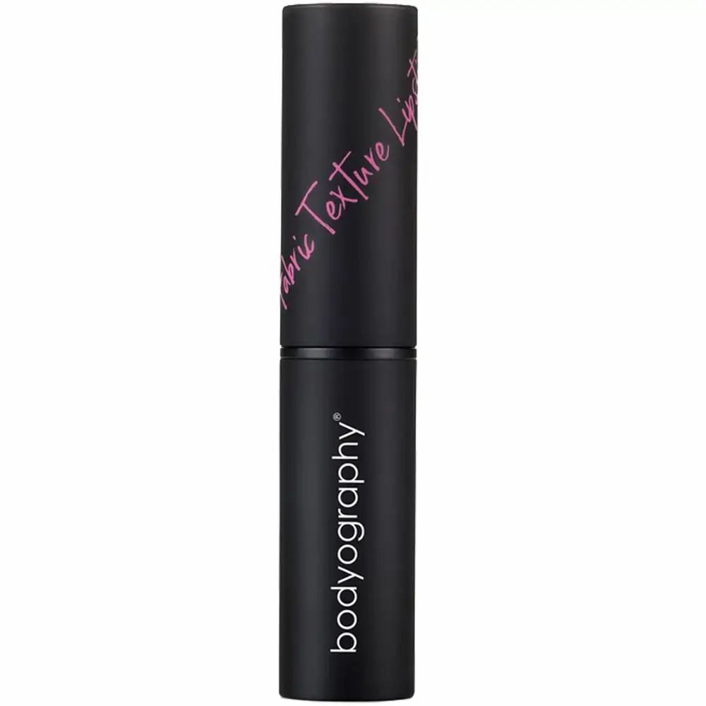 Rossetto nero con scritta rosa Fabric Texture Lipstick e Bodyography.