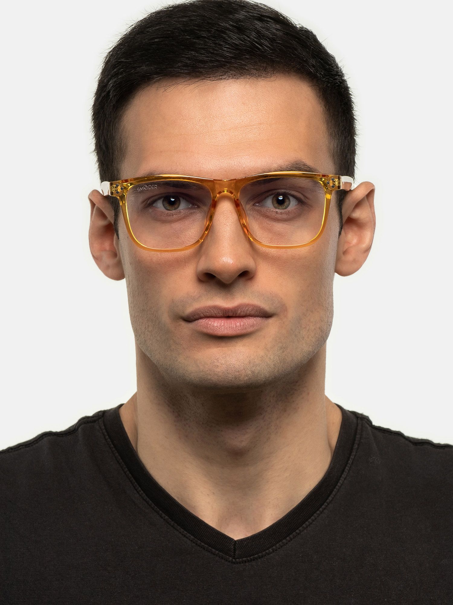 Uomo con occhiali con montatura arancione e lenti trasparenti. Il nome del marchio è visibile.