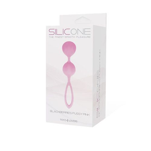 Confezione bianca con immagine del prodotto rosa. Testo: SILICONE, BLACKBERRIES PUSSY PINK, TOYZ4LOVERS.