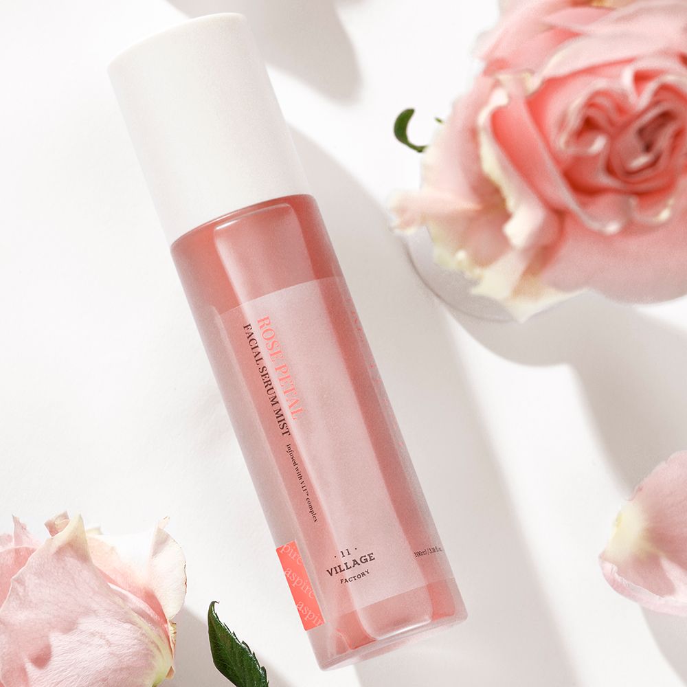 Spray siero viso con rose. Scritta: ROSE PETAL FACIAL SERUM MIST. Vista obliqua.