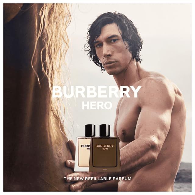Pubblicità con uomo e flaconi di profumo. Burberry Hero. Vetro marrone, tappo nero.