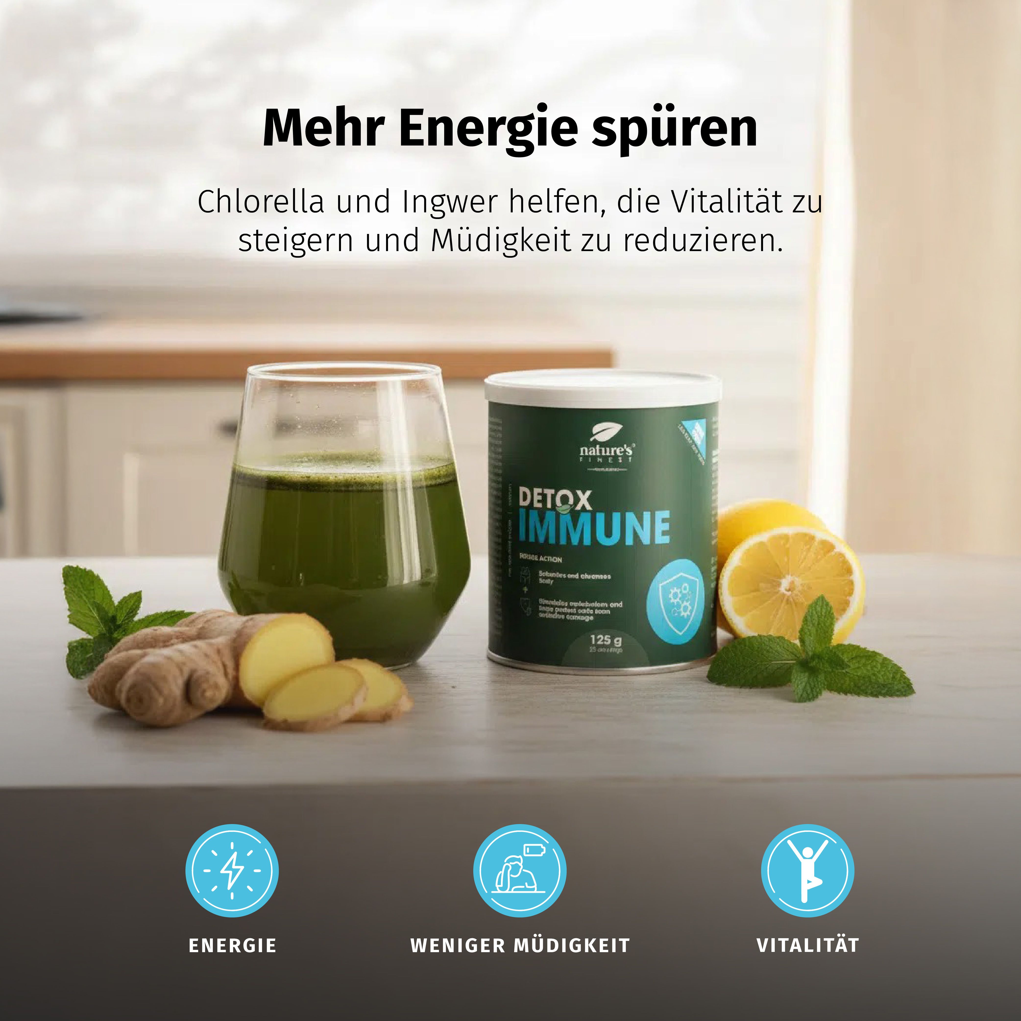 Barattolo Nature's Finest Detox Immune accanto a un bicchiere di bevanda verde, zenzero e limoni.