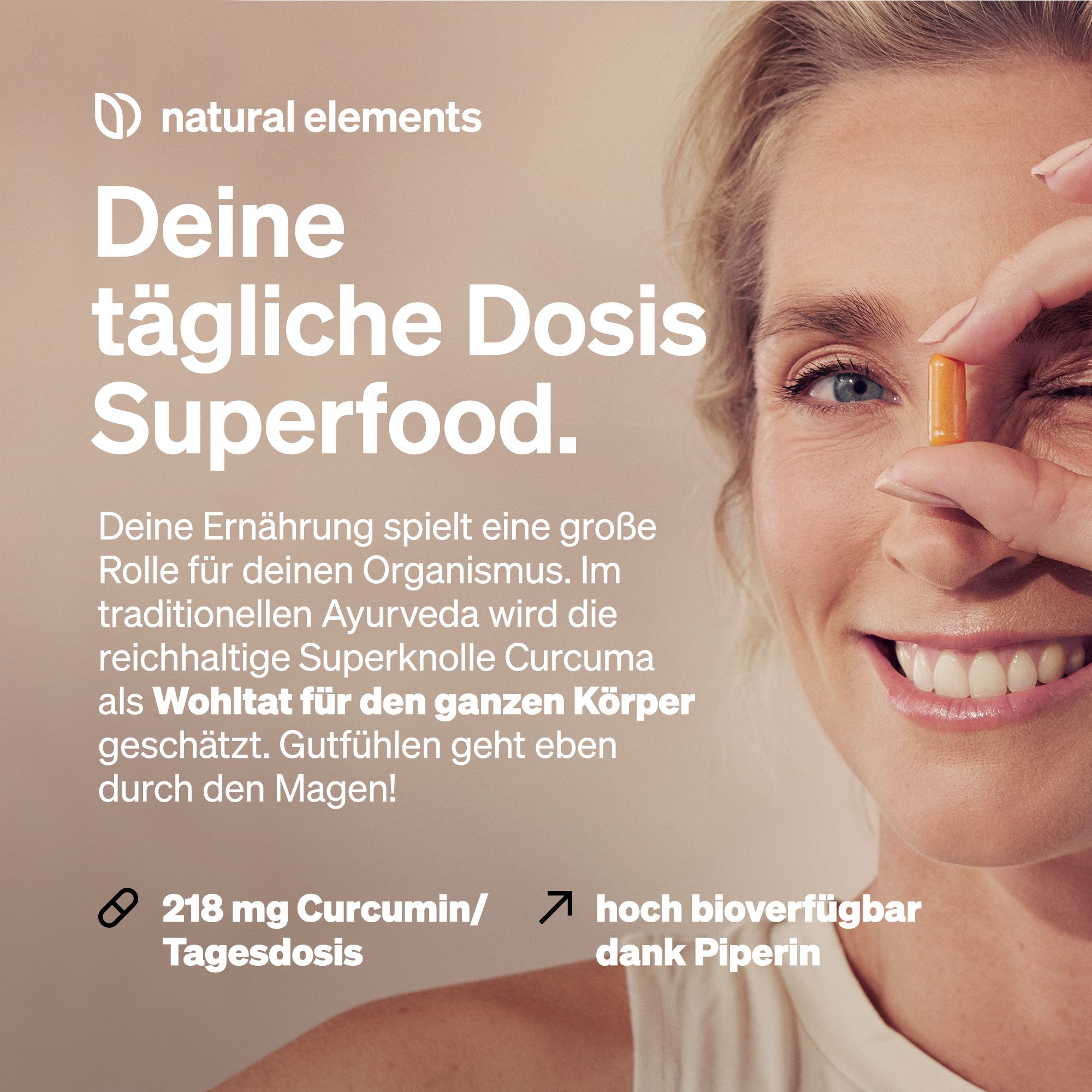 Donna tiene in mano una capsula. Testo: La tua dose giornaliera di superfood. 218 mg curcumina/dose giornaliera. Altamente biodisponibile grazie alla piperina.
