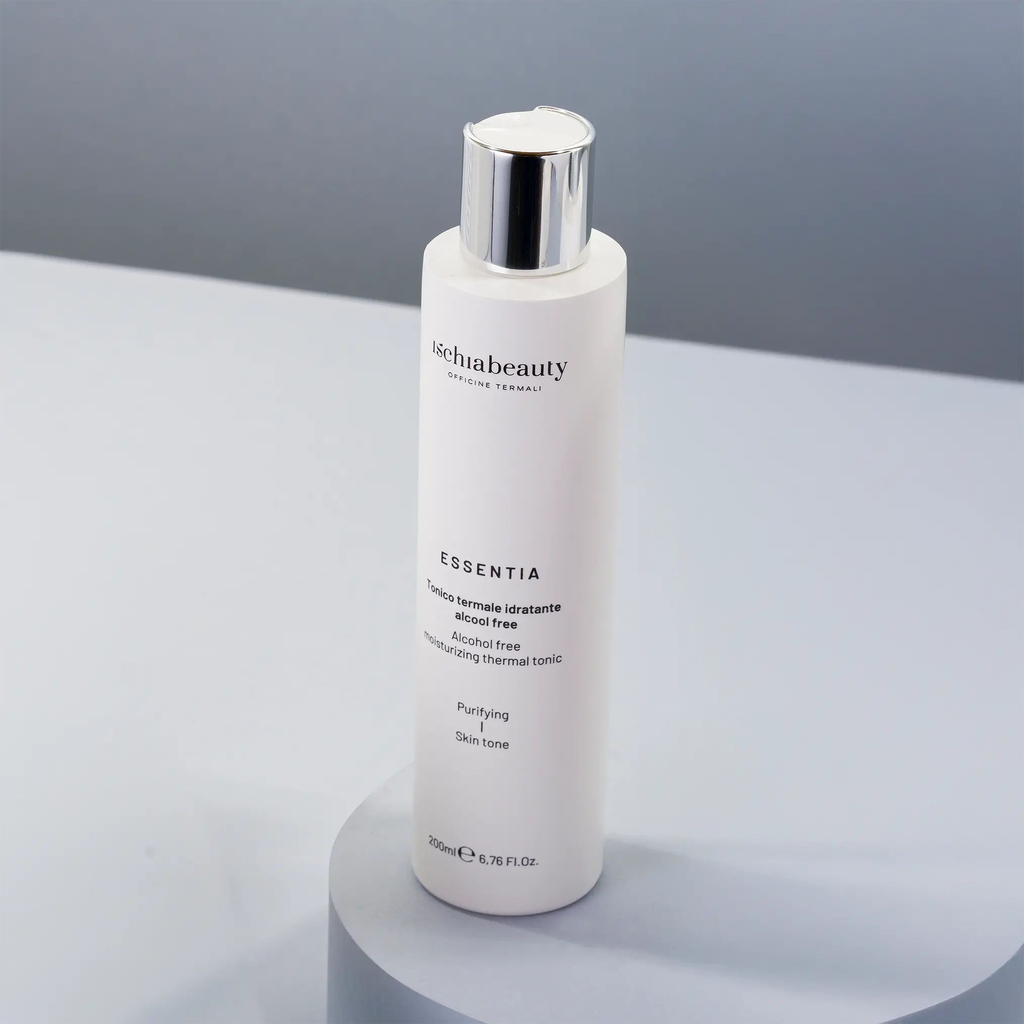 Flacone bianco con tappo argentato. Scritta: ischiabeauty, Essentia, Tonico termale idratante alcool free. 200ml.