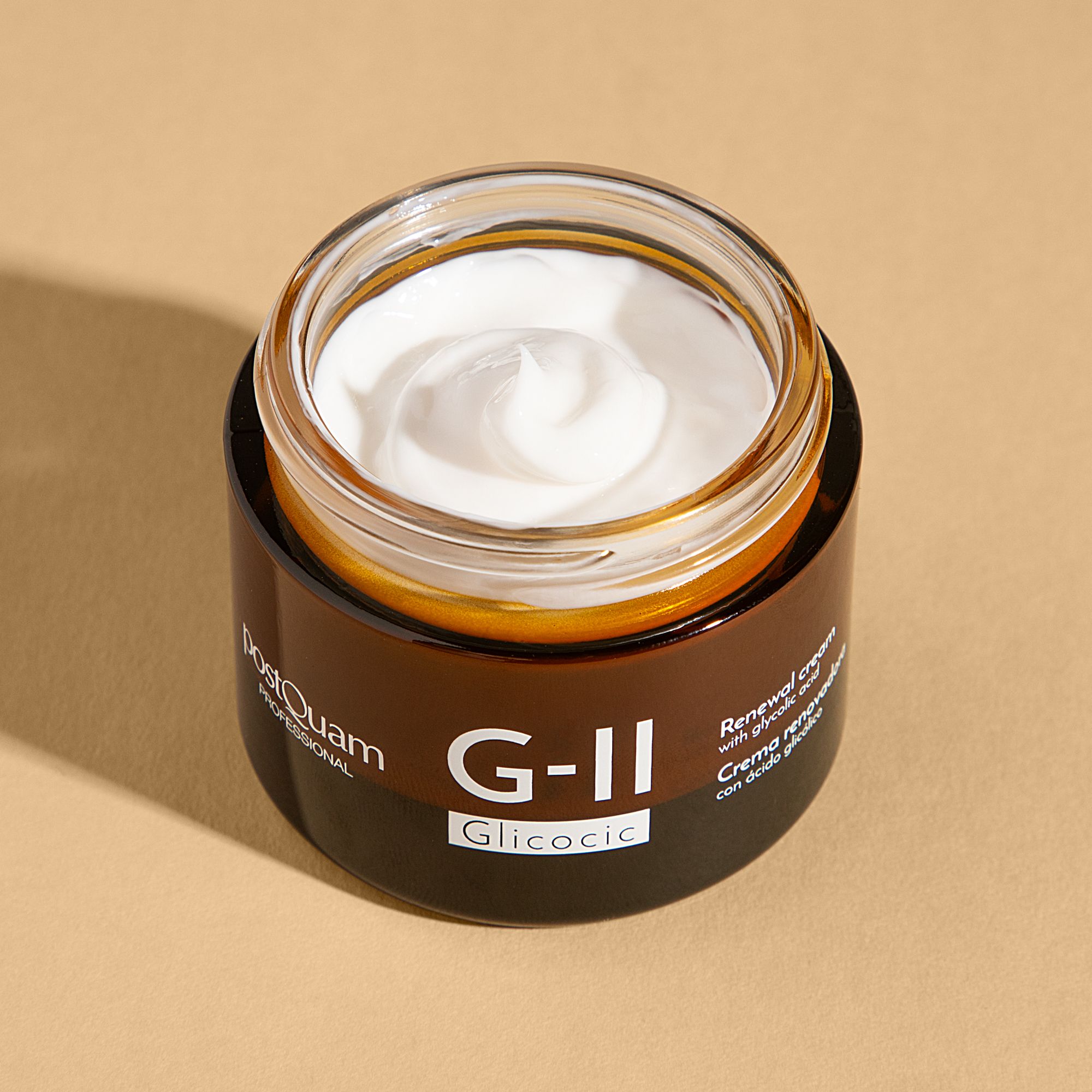 Crema aperta in un barattolo di vetro marrone. Scritta G-II Glycolic. Testo: Renewal cream with glycolic acid. Crema visibile.