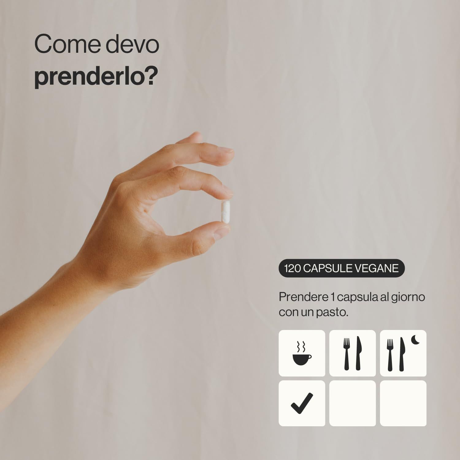 Mano che tiene una capsula. Testo: 120 capsule vegane. Assumere 1 capsula al giorno con un pasto. Simboli: caffè, forchetta, coltello, luna.