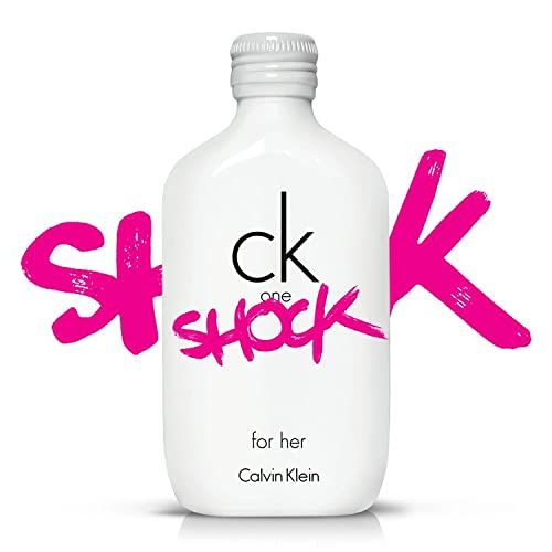 Flacone bianco con « ck one shock for her » in rosa. Visibile anche « Calvin Klein ».