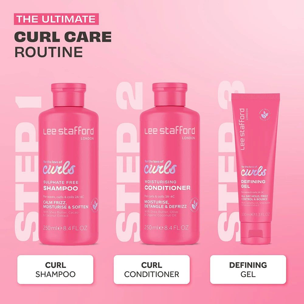 Tre passaggi della routine per capelli ricci: shampoo, balsamo e gel definente Lee Stafford.