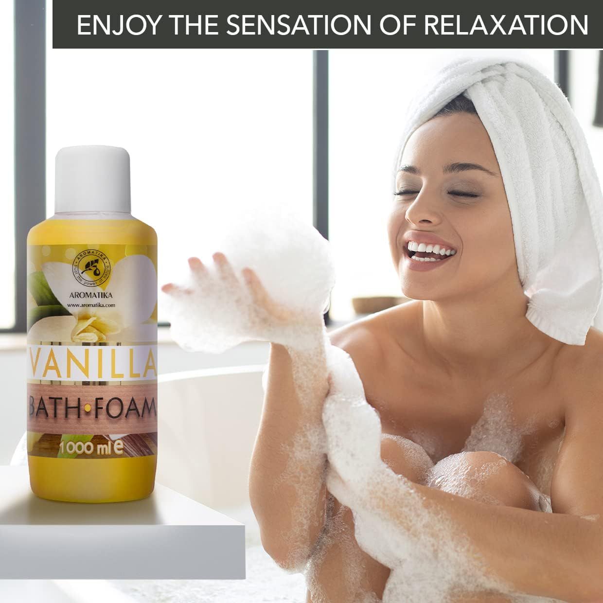 Bottiglia gialla con tappo bianco accanto a una donna nella vasca da bagno. Scritta: AROMATIKA, VANILLA BATH FOAM. Asciugamani.