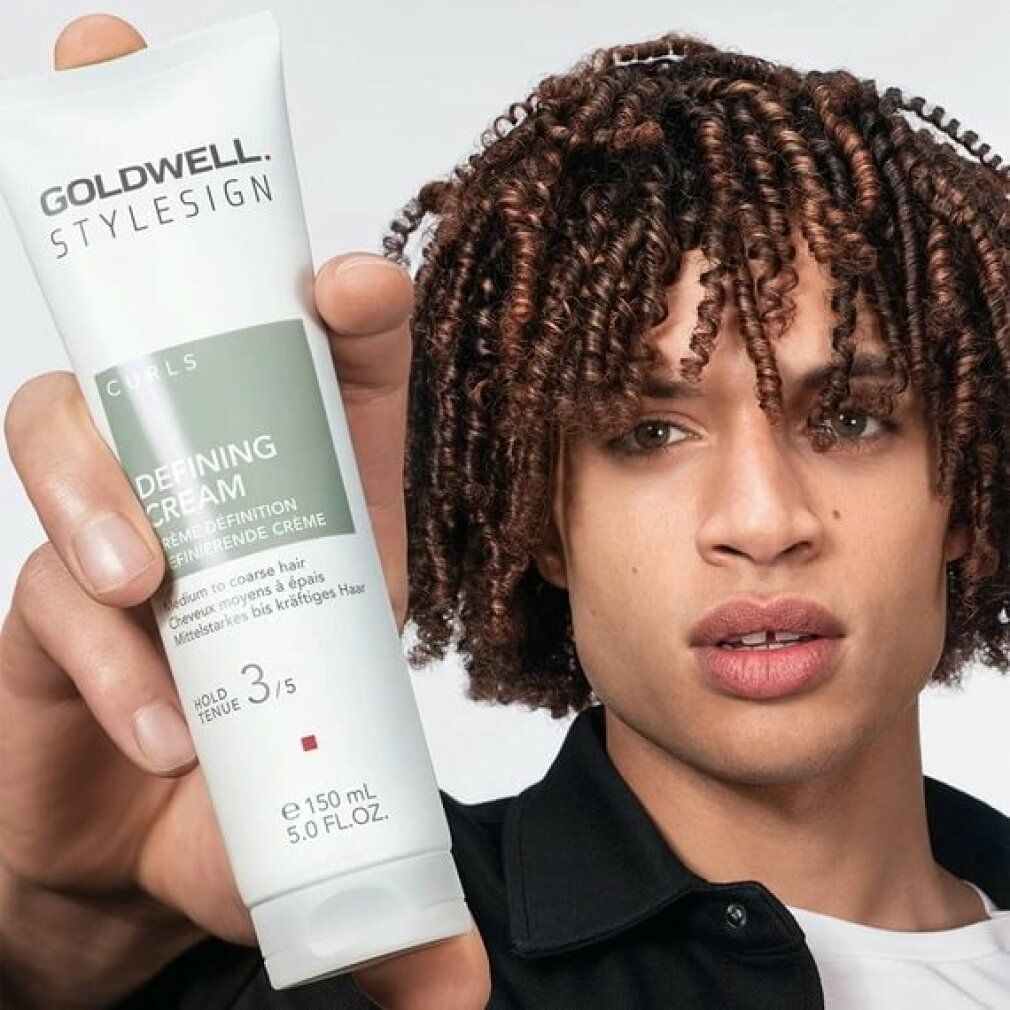 Uomo con tubo di crema Goldwell Stylesign. Nome prodotto, testo, 150 ml.