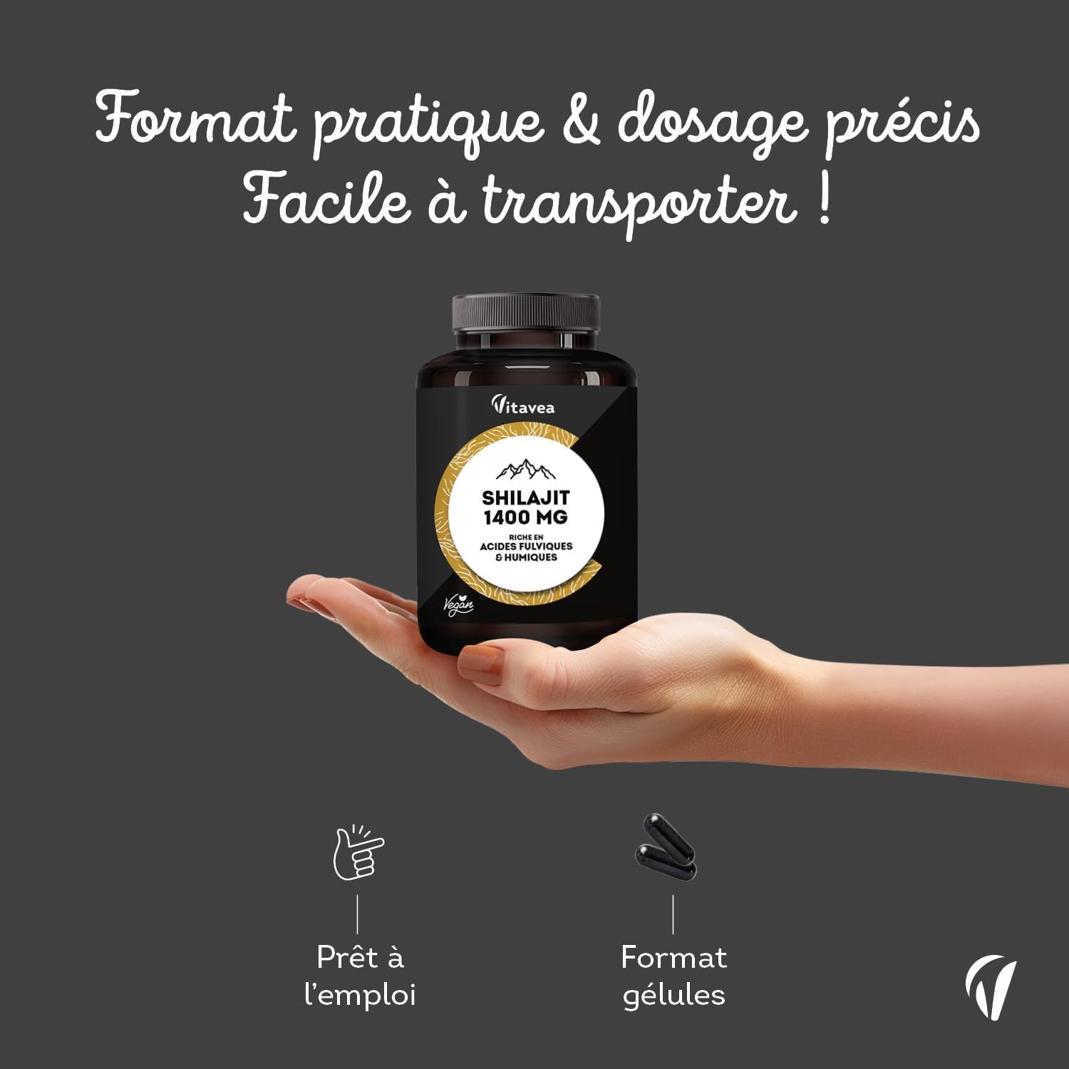 Mano che tiene un flacone Vitavea Shilajit 1400 MG. Formato capsule. Pronto all'uso.