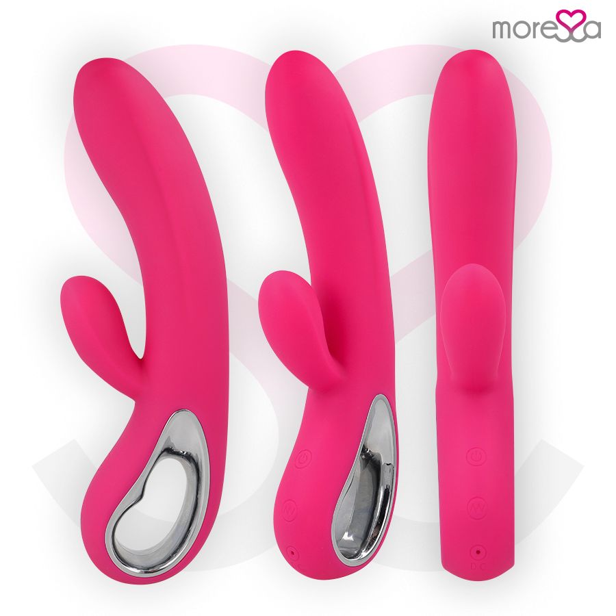 Tre viste di un vibratore in silicone rosa con anello argentato e logo.