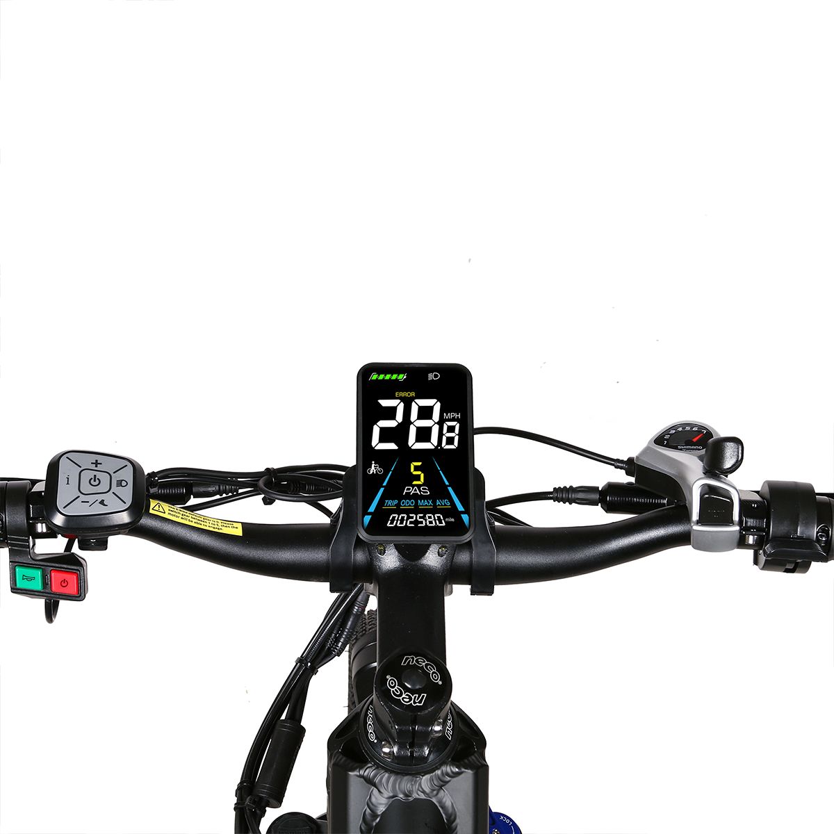 Manubrio della bici con display. Velocità 28. Indicatore batteria. Comandi. Marchio Samebike.