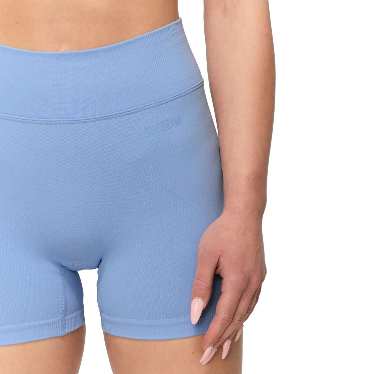 Vista dettagliata: shorts da donna, blu cielo, vita alta, logo discreto.