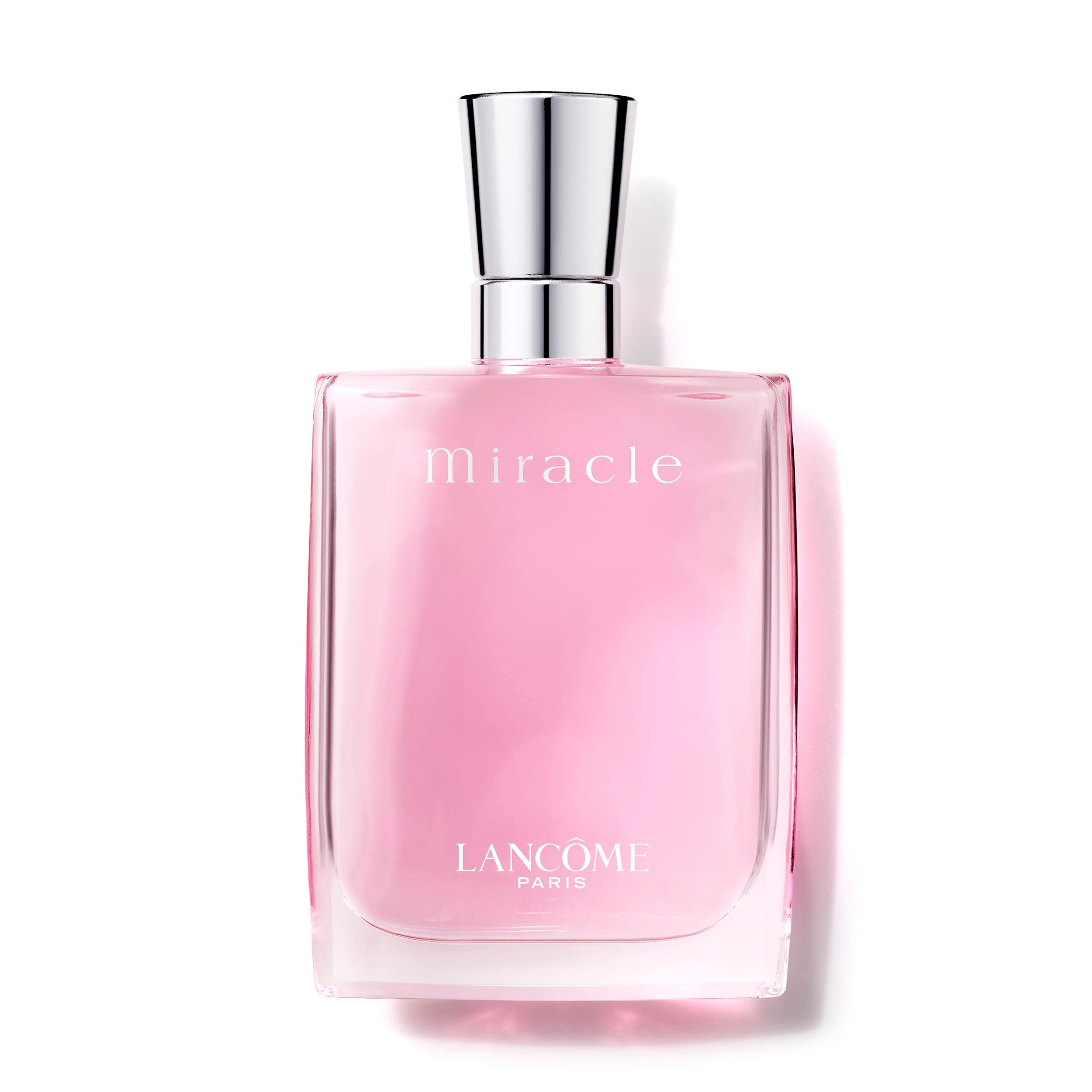 Flacone di profumo Lancôme Miracle. Forma quadrata, liquido rosa, tappo argentato. Scritta "miracle" e "Lancôme".