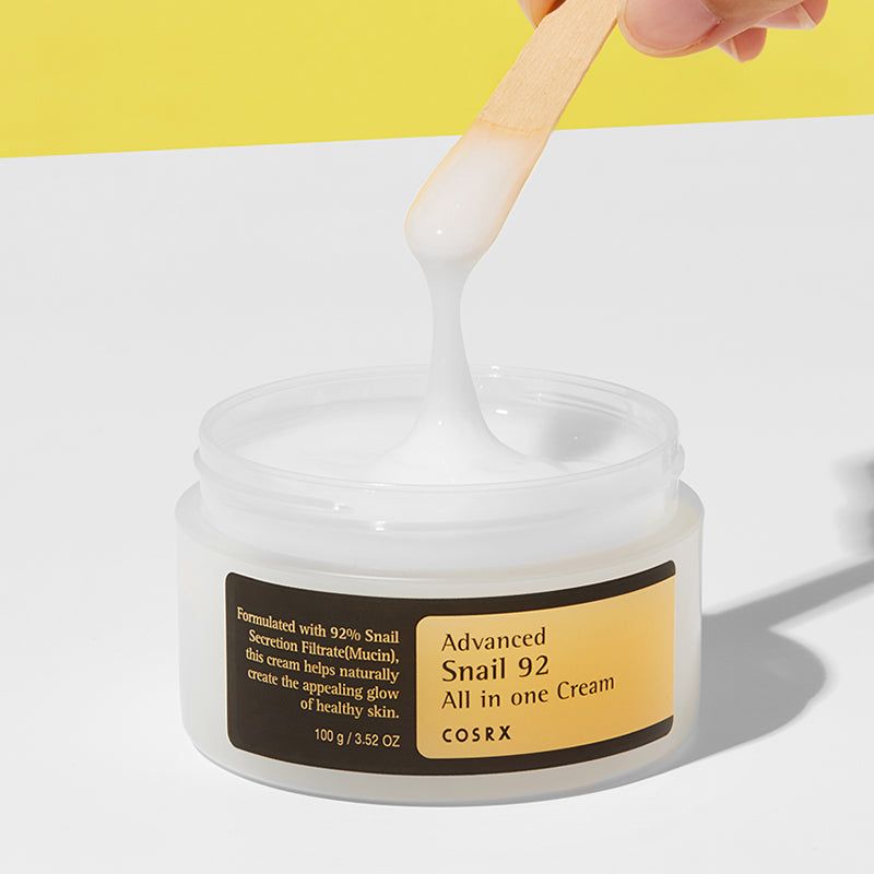 Vasetto di crema con coperchio nero. Etichetta con nome del prodotto e marchio: COSRX Advanced Snail 92 All in one Cream.