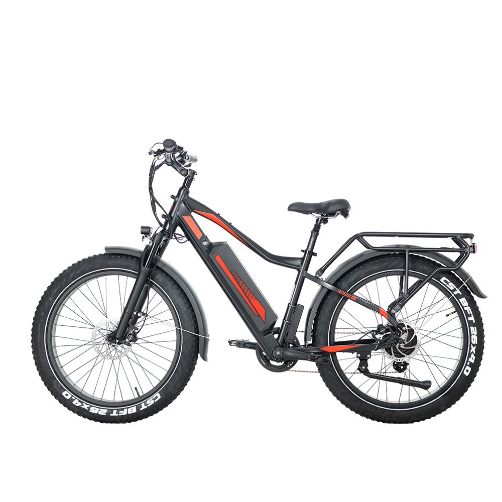 E-MTB nero, vista laterale. Dettagli rossi, pneumatici larghi, portapacchi. Visibile: cambio Shimano.