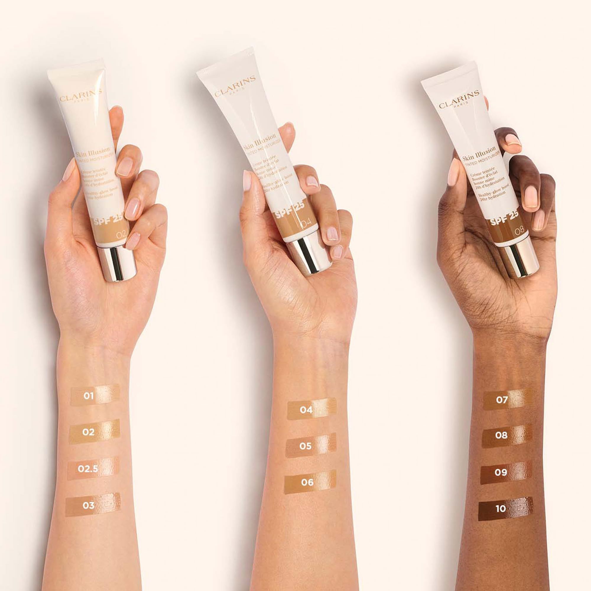 Tre mani tengono tubi di prodotto colorato. Sfumature 01-10. Testo: Skin Illusion Tinted Moisturizer SPF25.