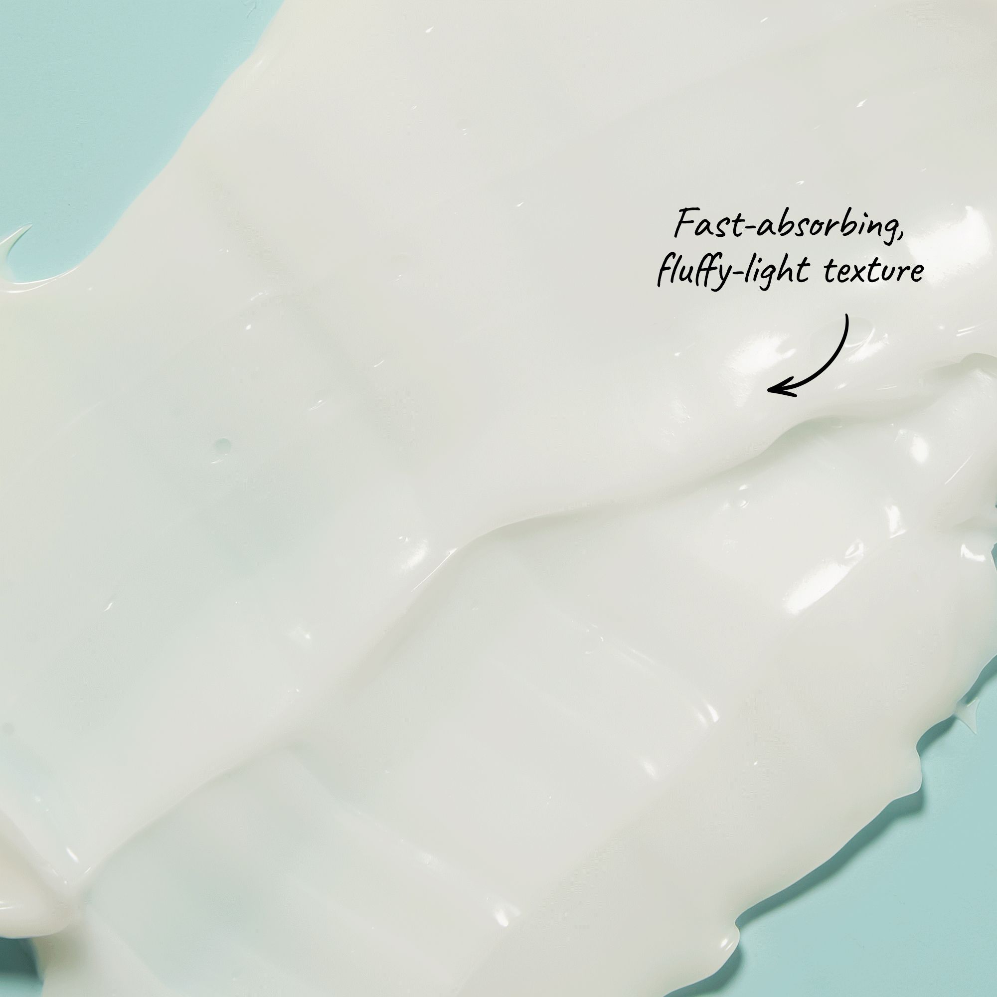 Primo piano di crema bianca. Testo: "Texture leggera e ad assorbimento rapido".
