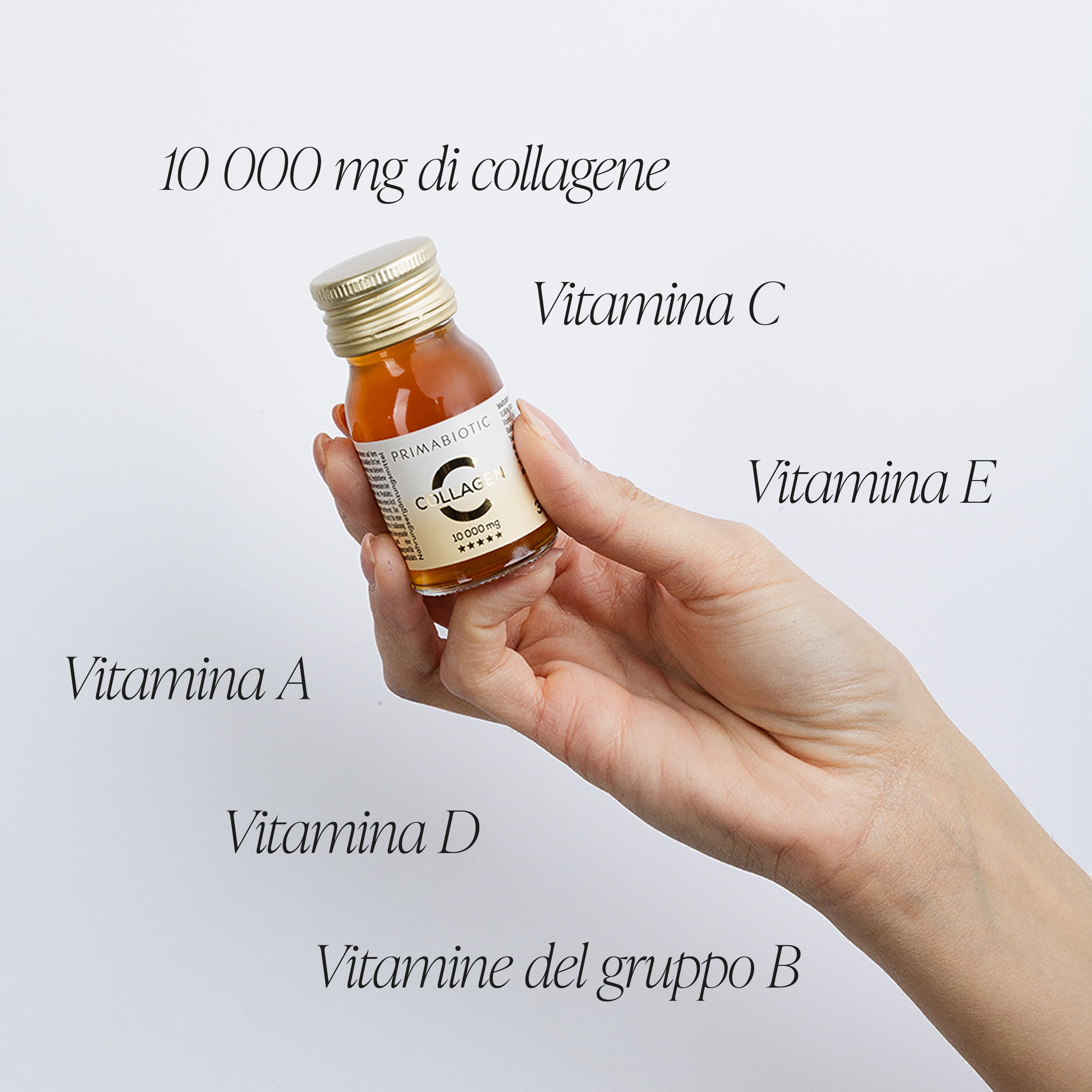Mano che tiene una bottiglia di shot di collagene Primabiotic. Scritta: Collagene, 10000 mg. Testo intorno: Vitamine.