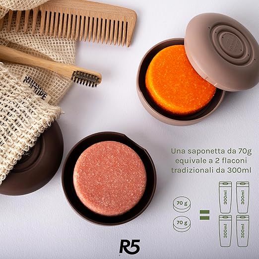 Due saponette rotonde in porta sapone. Testo: R5, 70g equivale a 2 flaconi da 300ml.