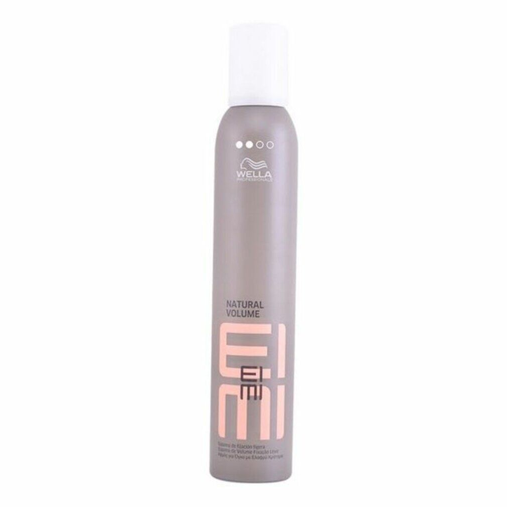Flacone spray grigio con tappo bianco. Scritta: Wella Eimi Natural Volume. Testo rosa.