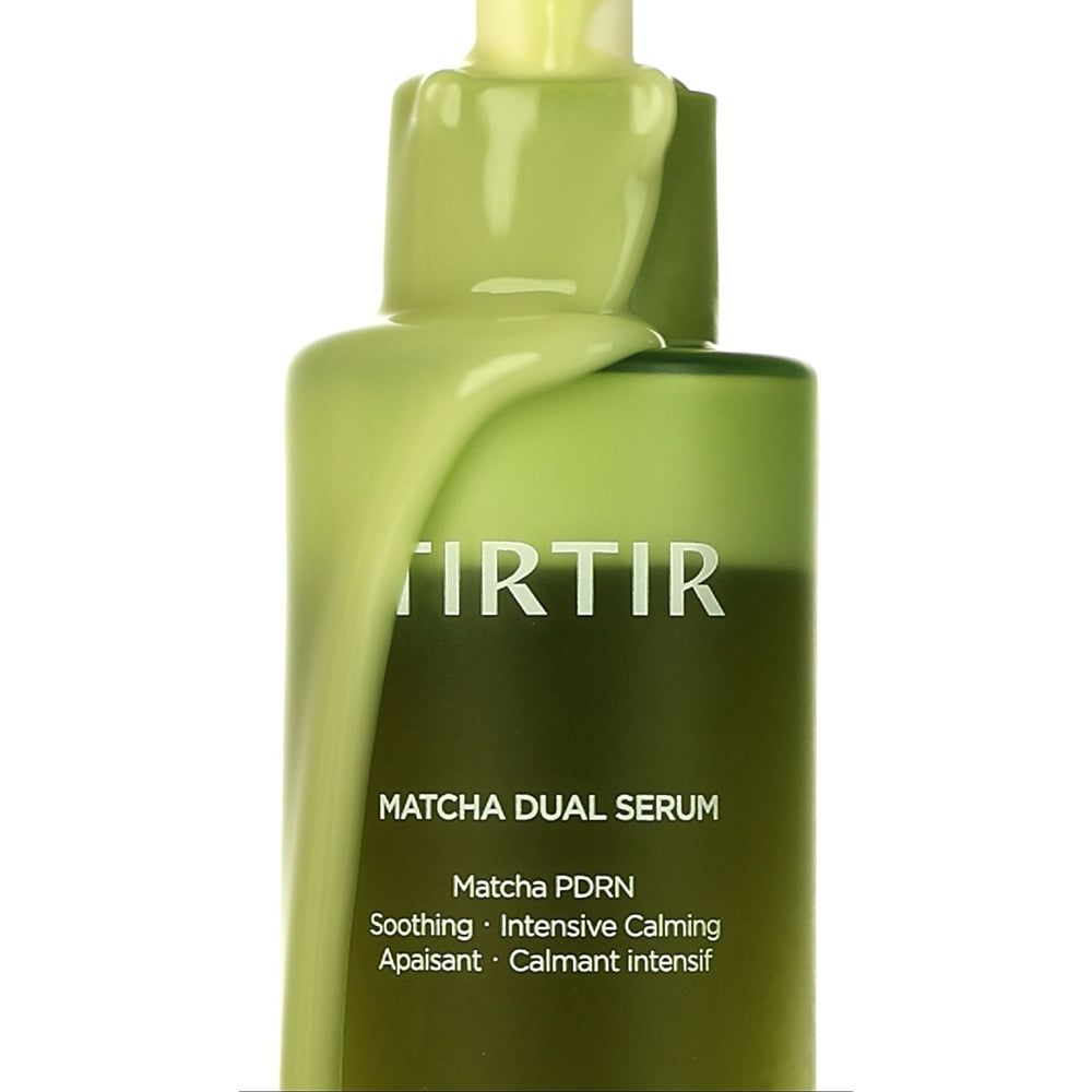 Flacone TIRTIR Matcha Dual Serum, siero che cola dal bordo.