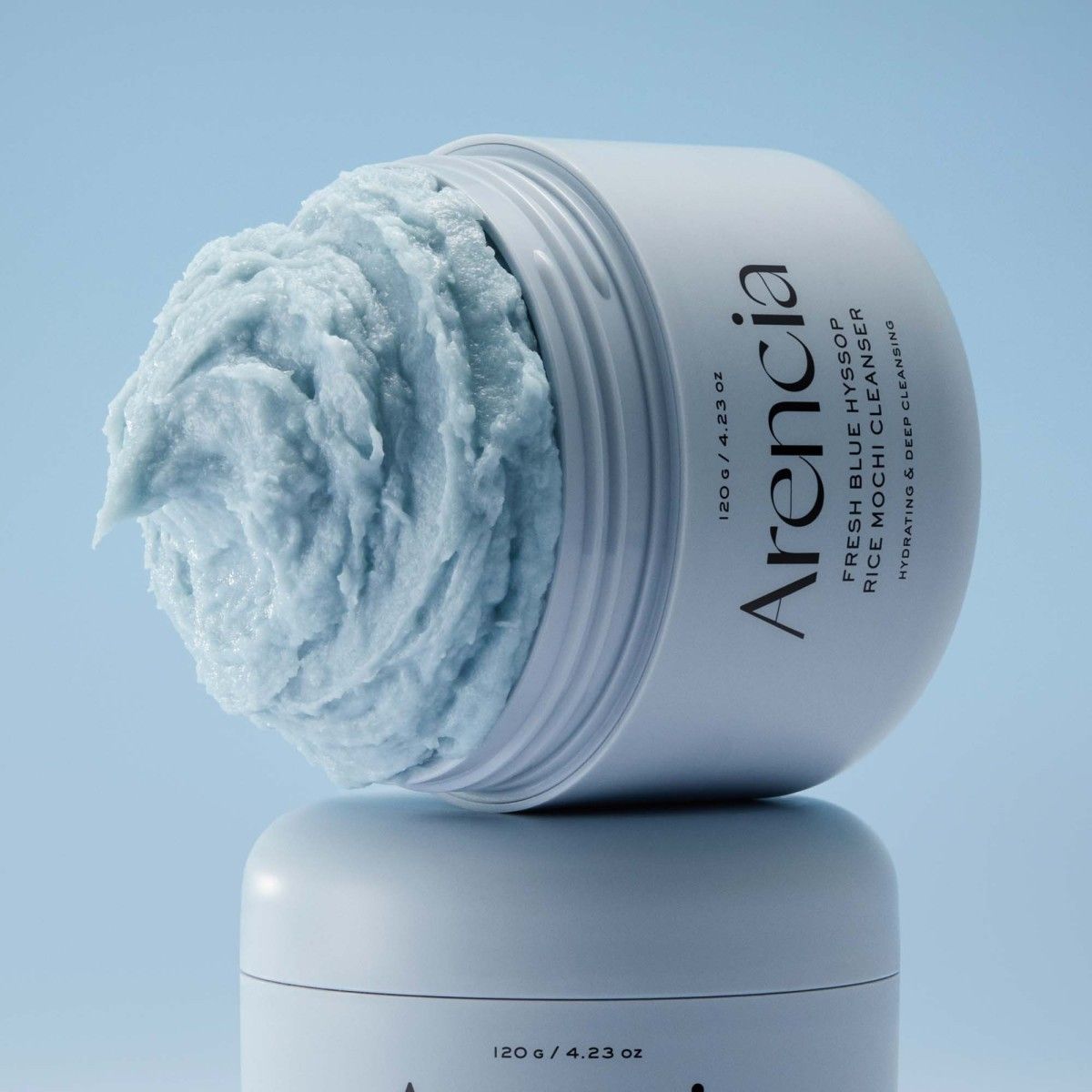Vasetto azzurro con detergente mochi blu. Scritta: Arencia, Fresh Blue Hyssop Rice Mochi Cleanser.