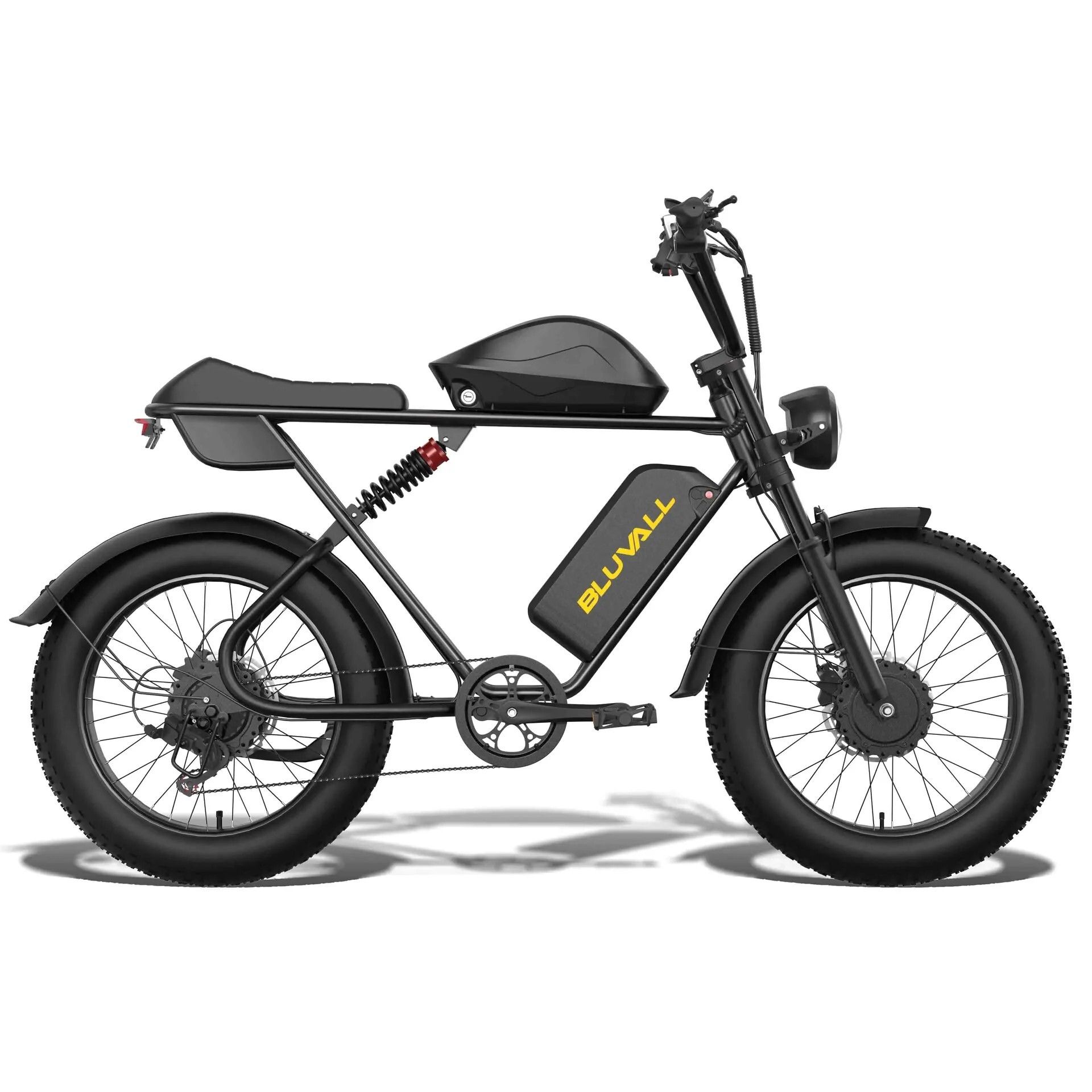 Mountain bike elettrica nera con logo BLUVALL giallo sulla batteria. Pneumatici larghi, faro.