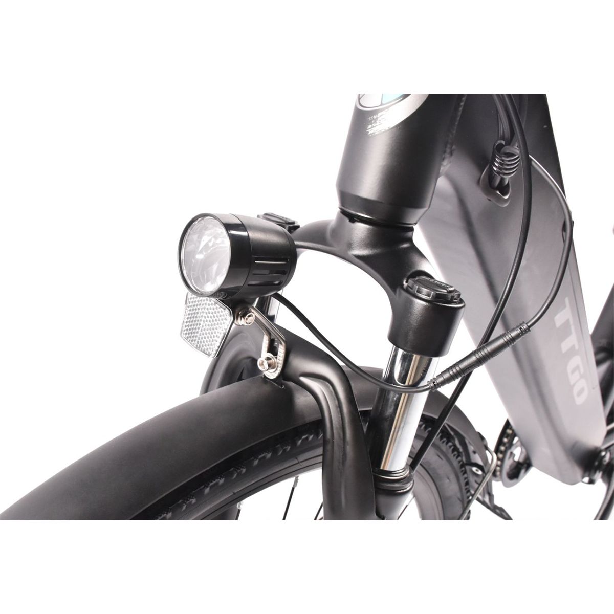 Primo piano del faro e del parafango di una e-bike nera. Logo TTGO visibile.