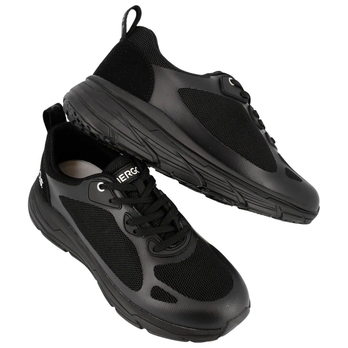 Sneakers neri. Inserti in mesh, lacci, marchio ERGO. Su sfondo bianco.