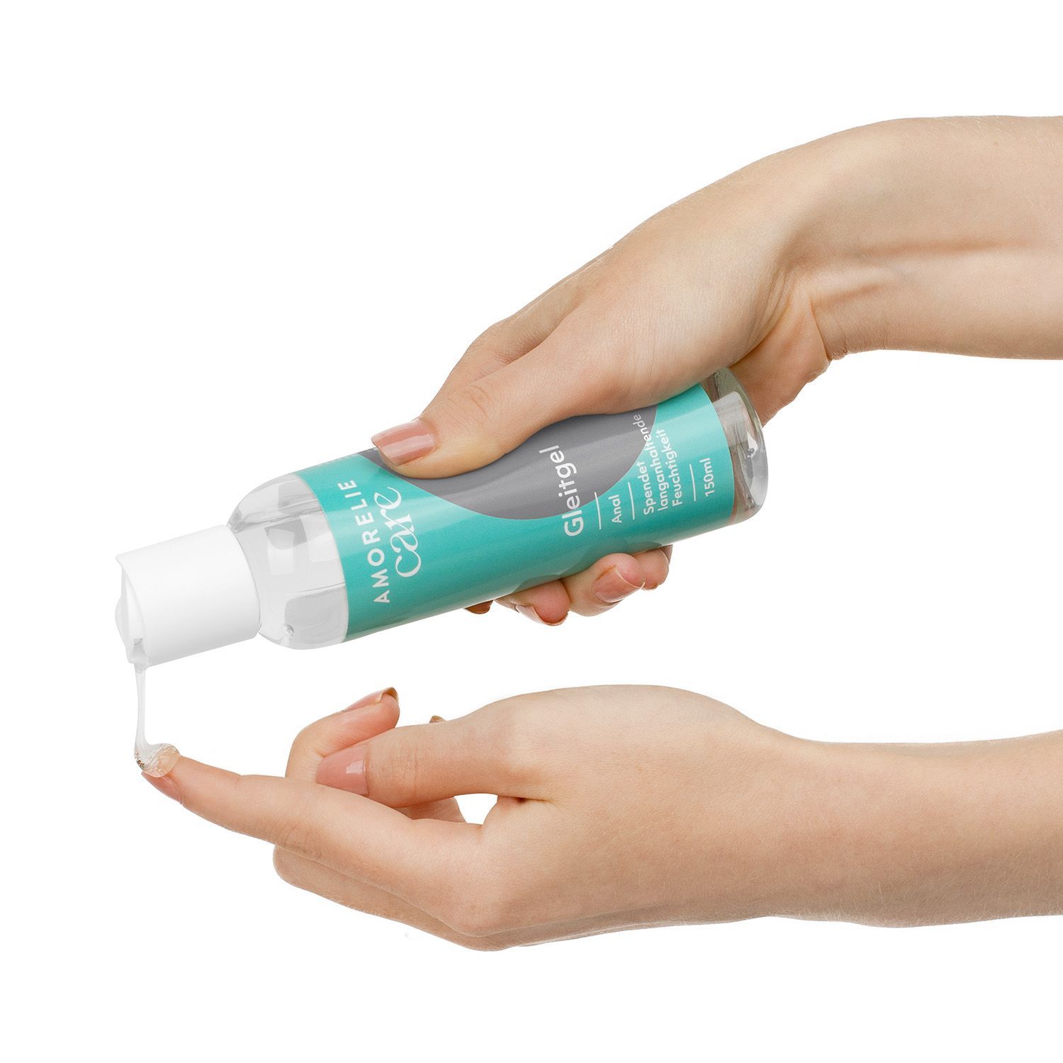 Mani che tengono un flacone. Gel applicato su un dito. Sul flacone c'è scritto "AMORELIE care" e "Gleitgel".