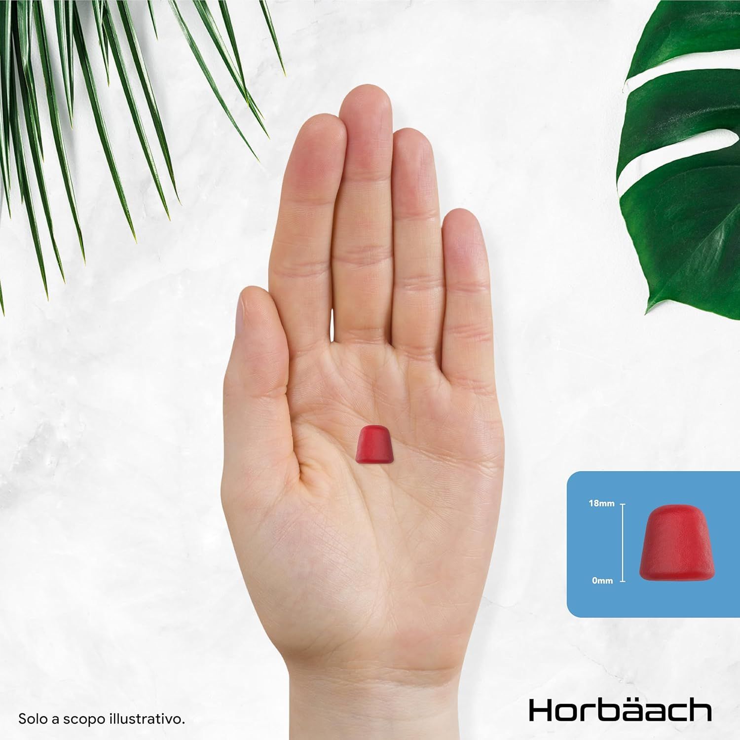 Caramella gommosa rossa a forma di orsetto, alta 18mm, larga 9mm, in una mano. Sfondo blu con dimensioni.