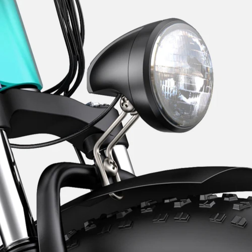 Faro rotondo su una bici turchese. Parafango nero. Supporto argentato.