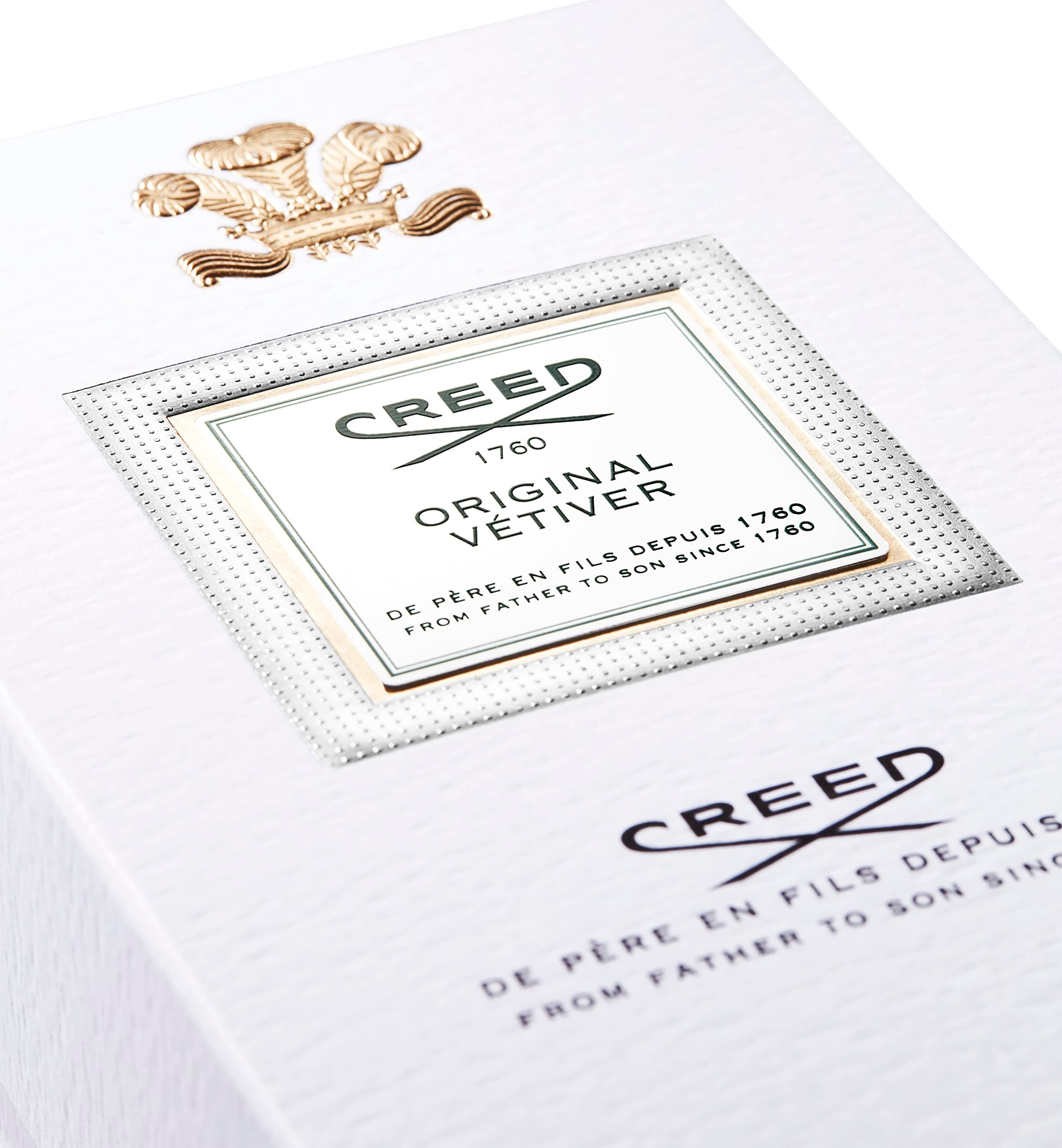 Scatola bianca con logo dorato e scritta CREED ORIGINAL VETIVER. Testo: DE PÈRE EN FILS DEPUIS 1760.