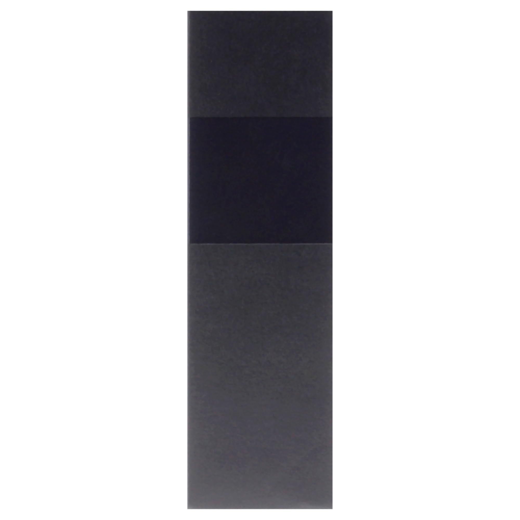 Confezione nera. Tre strisce orizzontali. Scritta: GENTLEMAN GIVENCHY. Sfondo nero.