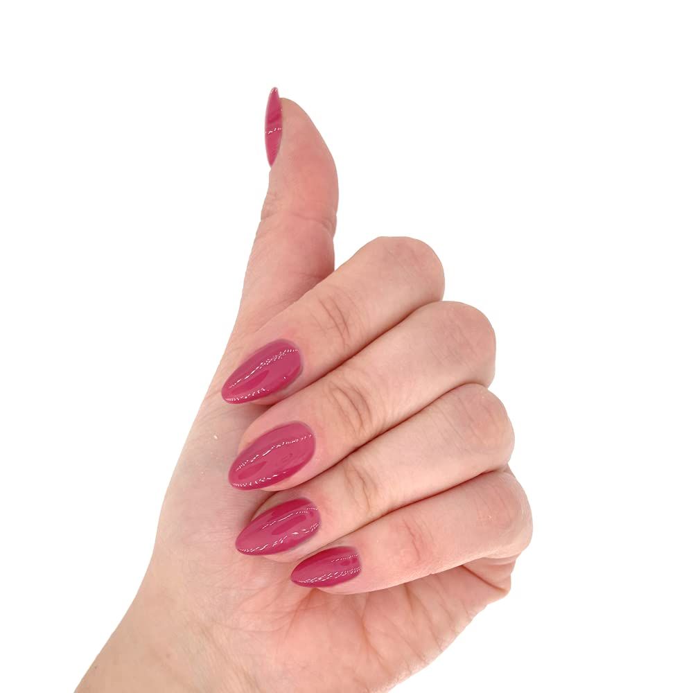 Mano con unghie smaltate rosa. Forma delle unghie a punta.