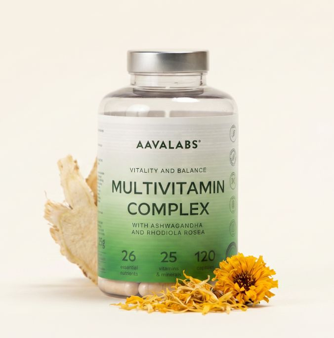 Flacone Aavalabs Multivitamin Complex con erbe essiccate e fiore.