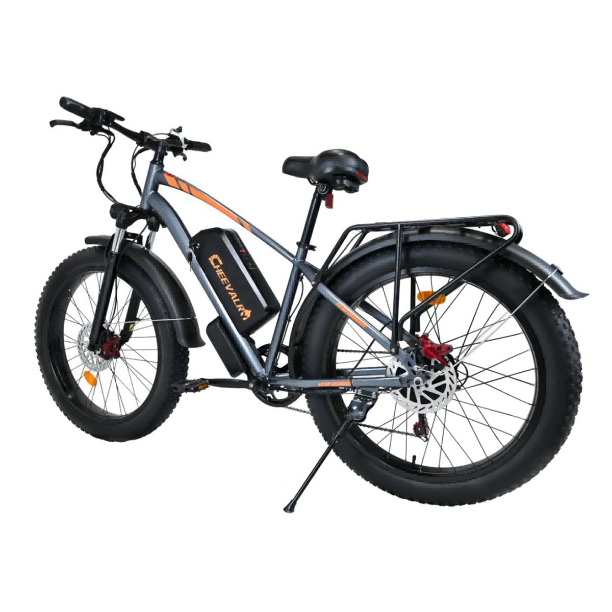 E-bike fat bike grigia con pneumatici neri. Strisce arancioni. Portapacchi e parafanghi neri. Freni a disco.