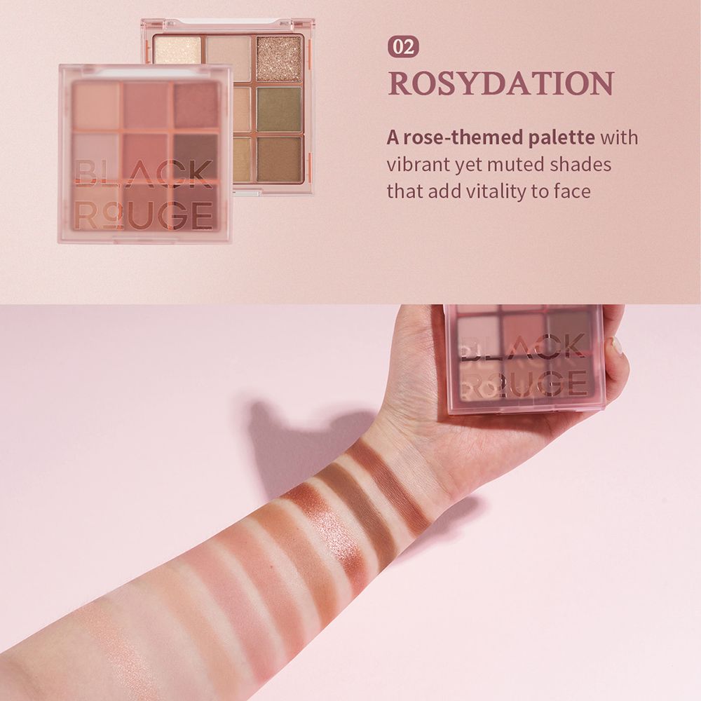 Due palette ombretti, una in mano, una accanto. Le palette hanno nove tonalità rosa. Sono visibili campioni di colore sulla mano.