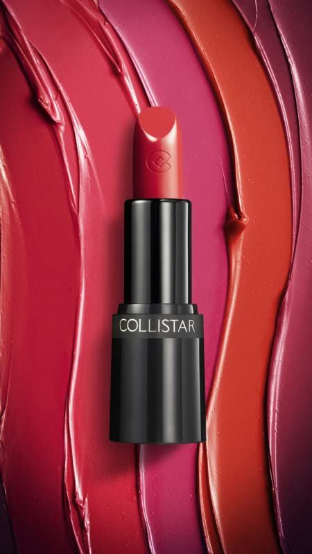 Rossetto rosso in un tubo nero. Il nome del marchio è sul tubo. Il rossetto è posto su uno sfondo colorato.
