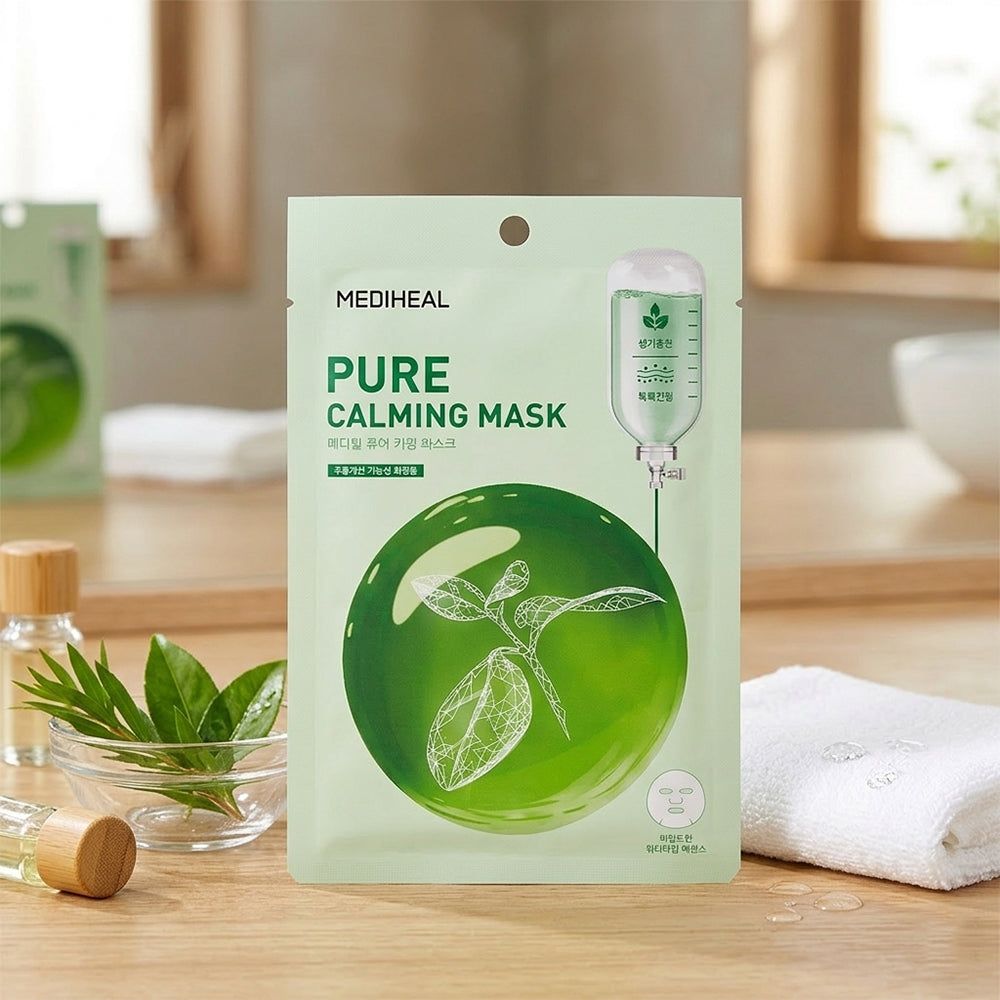 Maschera viso in confezione verde. Scritta: MEDIHEAL Pure Calming Mask. Illustrazione di una sfera verde con foglie. Sfondo: superficie in legno, accessori.