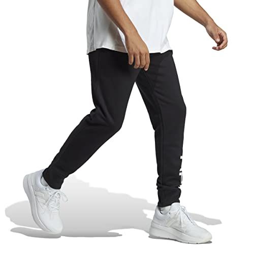 Pantalone Adidas nero con scritta logo bianca, primo piano.